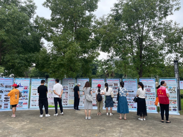 參觀中小學心理健康教育成果展示展板