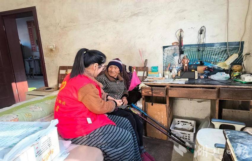 章山街道下段村簡報-農(nóng)家書屋學(xué)精神 入戶走訪暖民心.docx